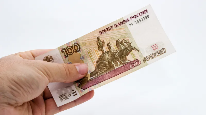 Что не так с наличными рублями: банки Казахстана стали брать до 15% комиссии